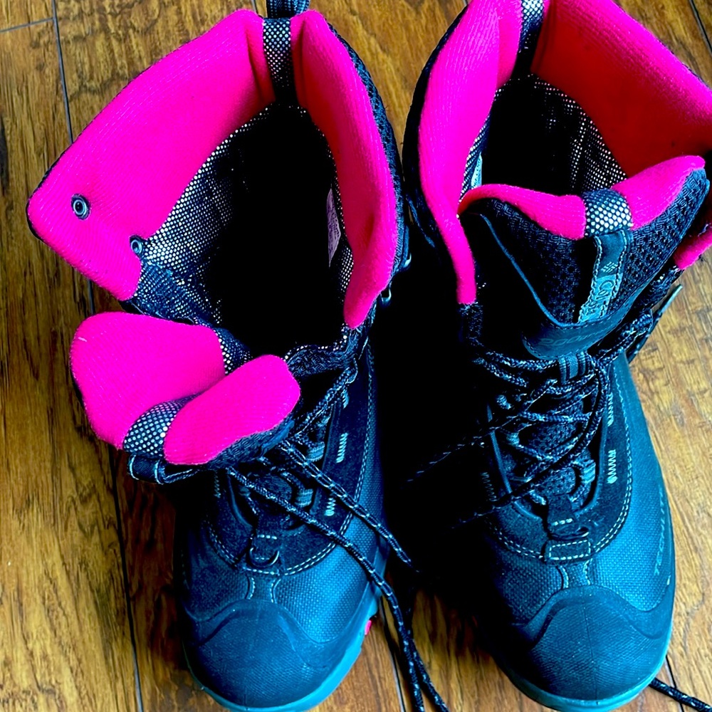 Columbia women’s snow boots size 9